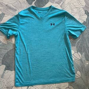 Under Armour heatgear Vneck shirt - Sz L. Excellent condition. Loose fit.